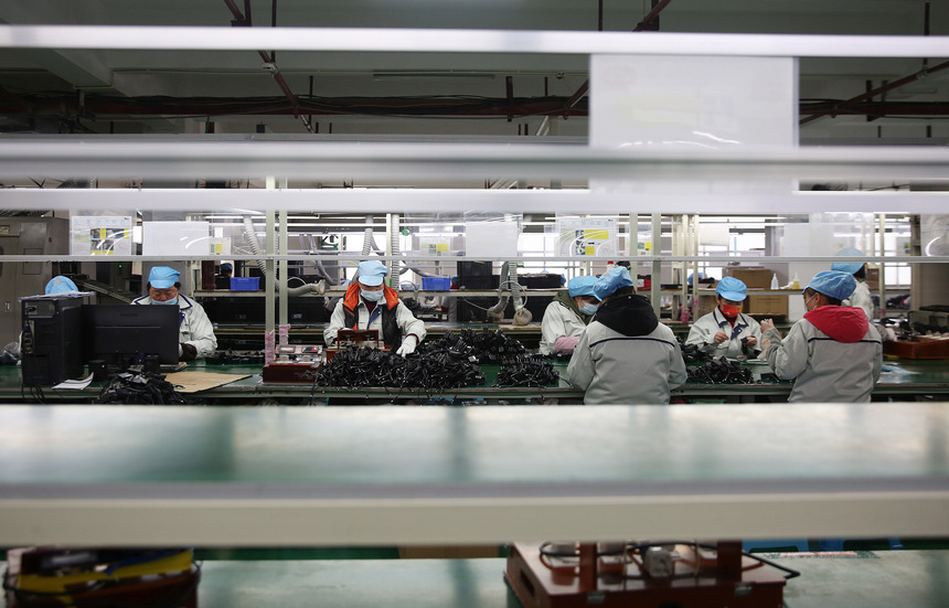 2月10日，工人在加工車間生產線上趕制訂單。