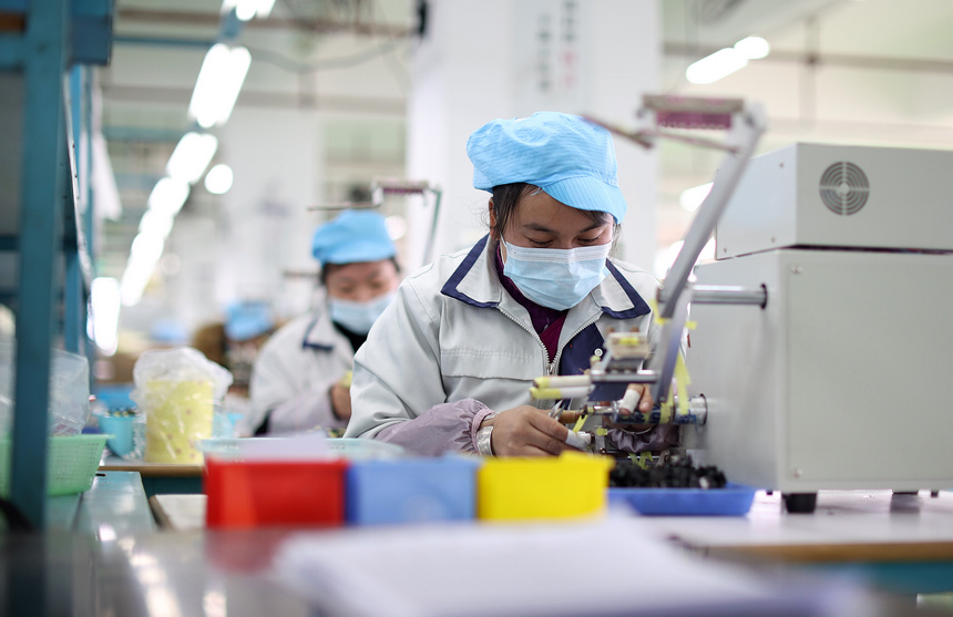 2月10日，工人在加工車間生產線上趕制訂單。