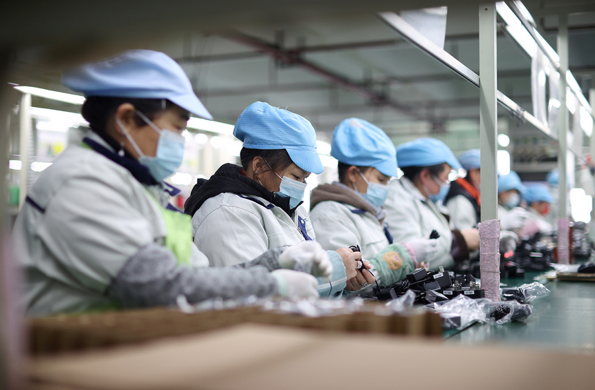 2月10日，工人在加工車間生產線上趕制訂單。