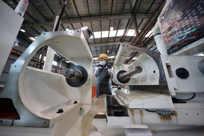 2月10日，工人在生產車間操控設備。