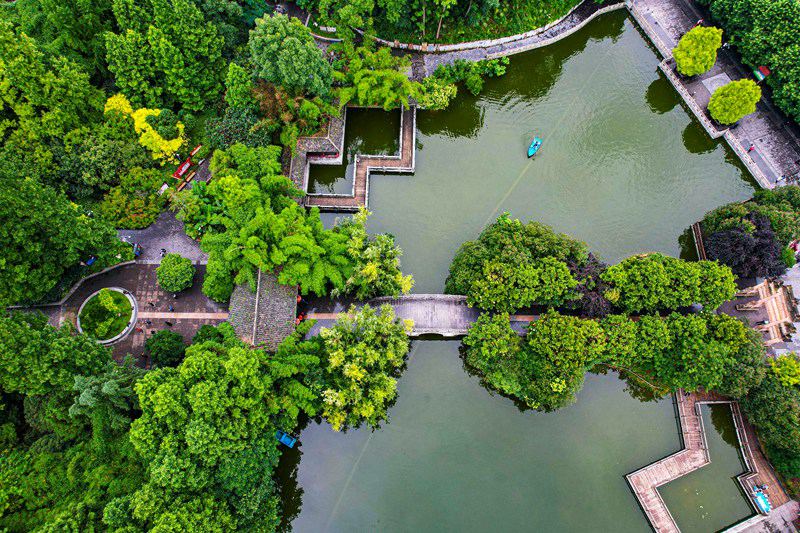 貴州黔西：巡湖護綠公園美。