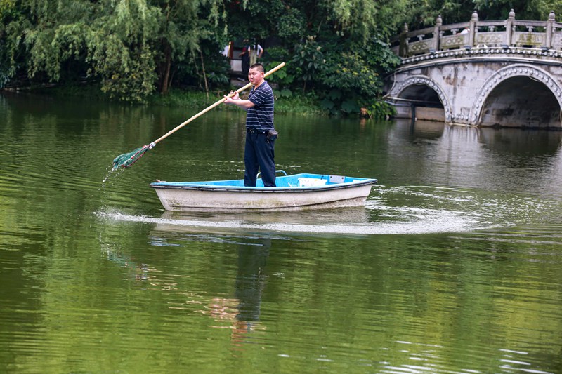貴州黔西：巡湖護綠公園美。