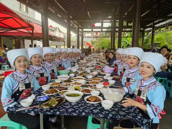 長順少數民族同胞歡度“六月六”。