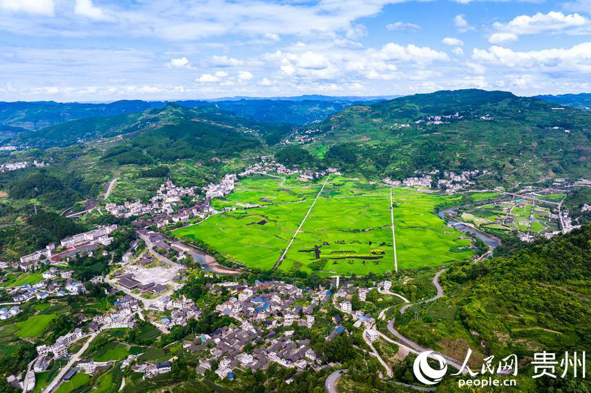 航拍開陽縣禾豐鄉底窩壩壩區。人民網 涂敏攝