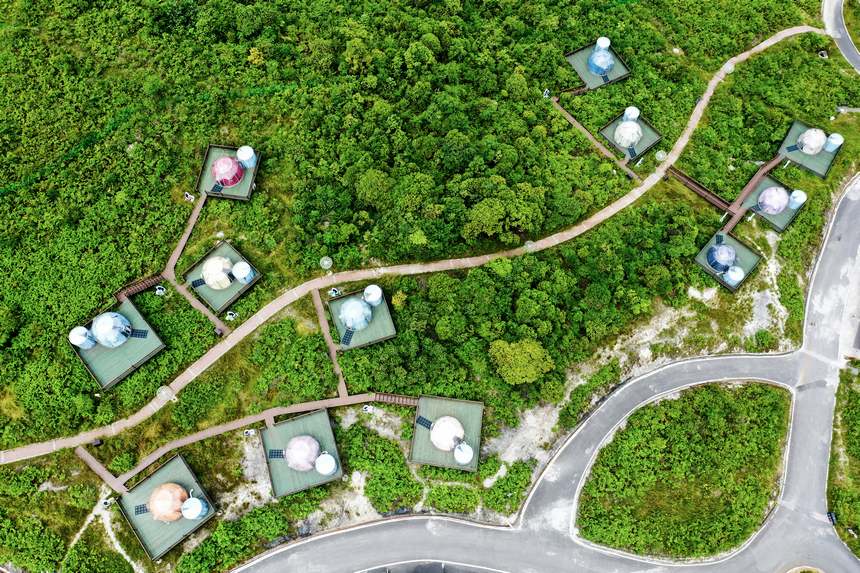 大方縣油杉河景區崔蘇壩國際露營基地星空泡泡屋航拍。