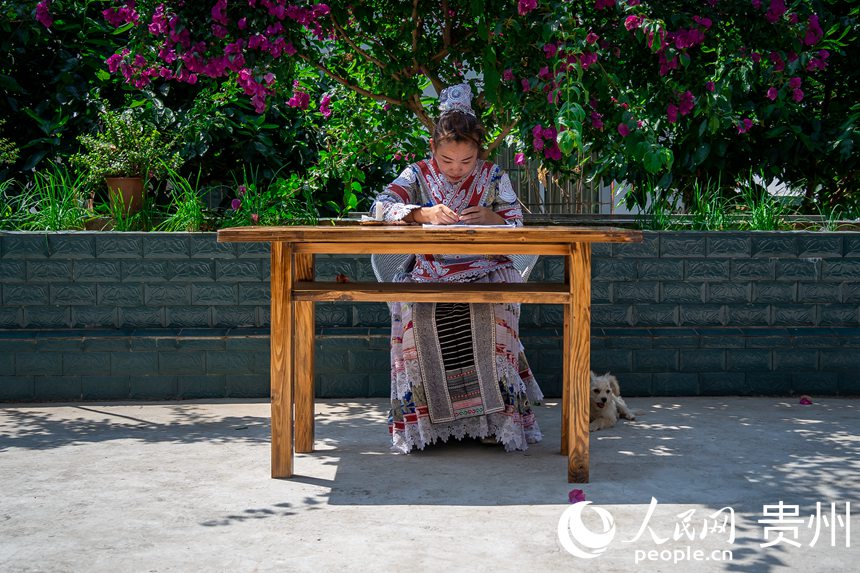 化屋村異地扶貧搬遷點內，苗族同胞正在制作苗族傳統蠟染。人民網 涂敏攝