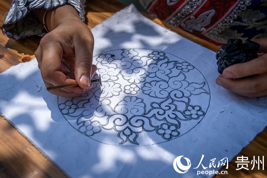 化屋村異地扶貧搬遷點內，苗族同胞正在制作苗族傳統蠟染。人民網 涂敏攝