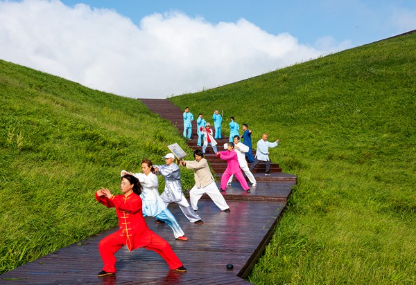 太極拳愛好者在韭 菜坪表演。李學友攝