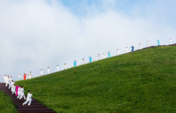 太極拳愛好者在韭菜坪表演。李學友攝