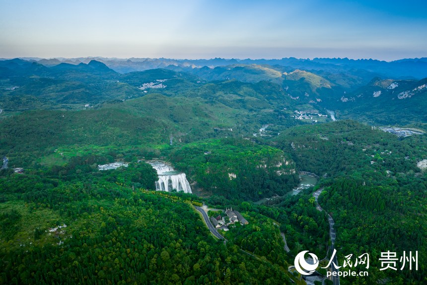 航拍黃果樹國家重點風景名勝區全景。人民網 涂敏攝