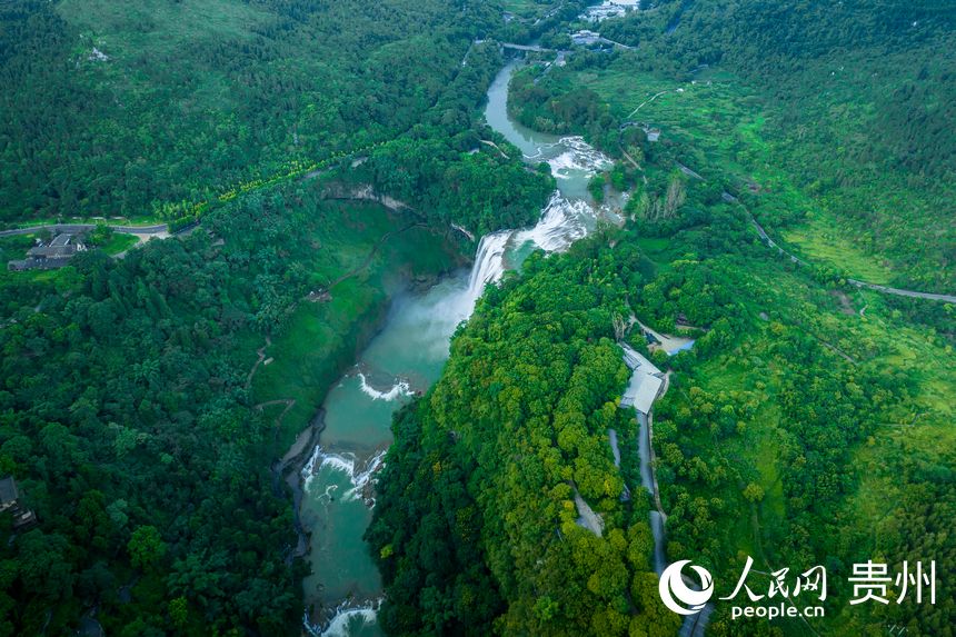 蜿蜒流淌的白水河與黃果樹大瀑布。人民網 涂敏攝