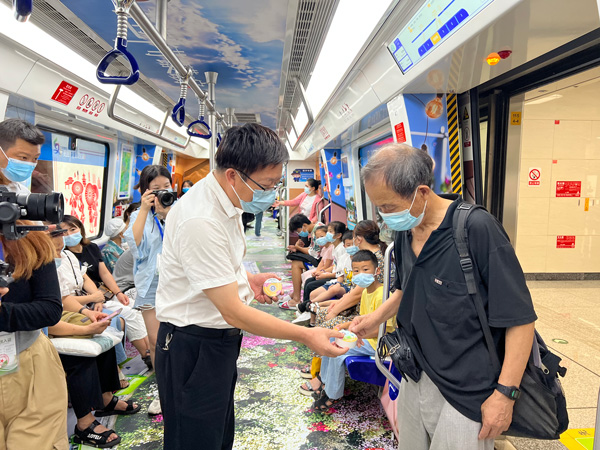 “花海畢節·露營管家”貴陽地鐵專列發車。