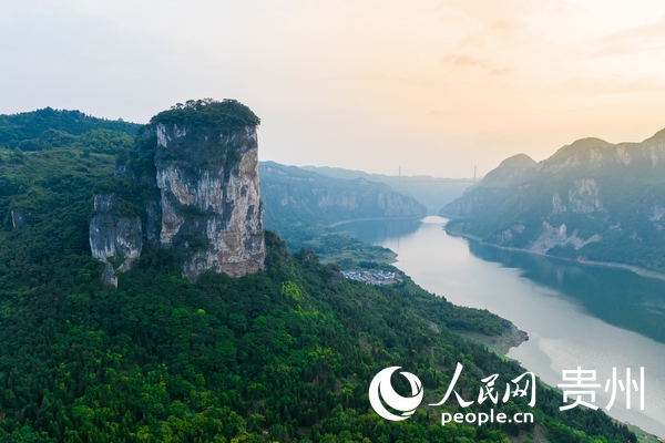 航拍化屋村。人民網 涂敏攝