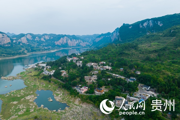 航拍化屋村。人民網 涂敏攝