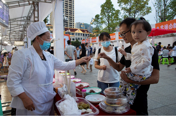 游客參與美食投票評審。主辦方供圖