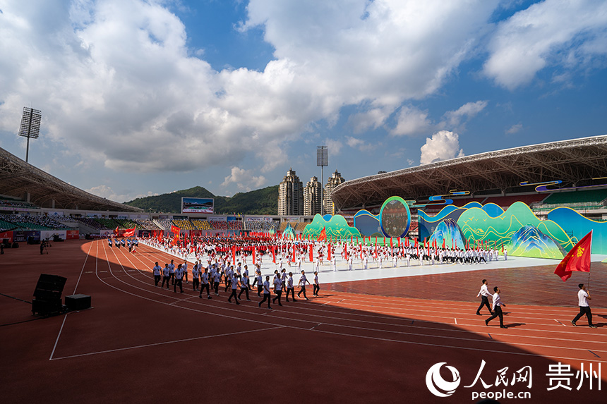 開幕式現場，各代表隊入場。人民網 涂敏攝