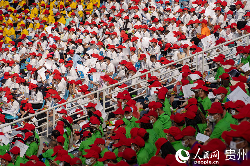 開幕式現場，觀眾歡迎參各代表隊入場。人民網 涂敏攝