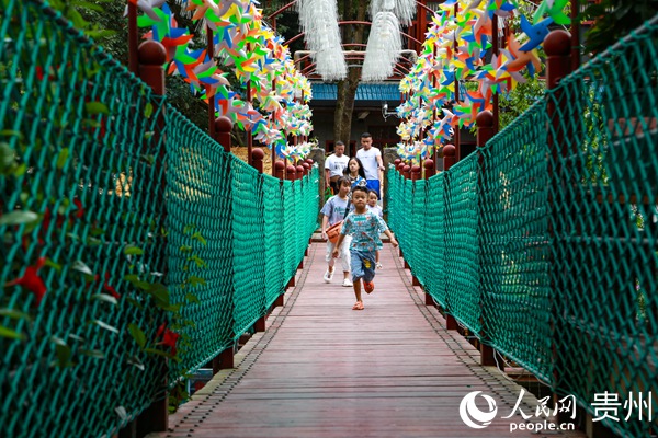 小朋友在車田村吊橋上嬉戲。人民網 陽茜攝