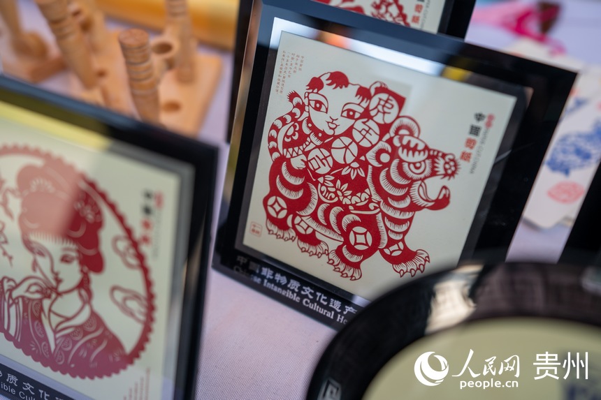 山地生活消費與非遺傳承展現場展示的剪紙作品。人民網 涂敏攝