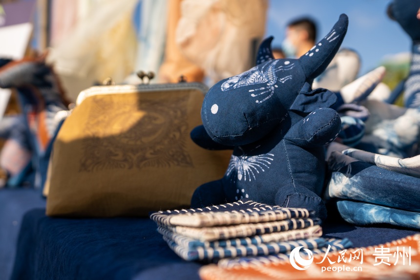 山地生活消費與非遺傳承展現場展示的蠟染作品。人民網 涂敏攝