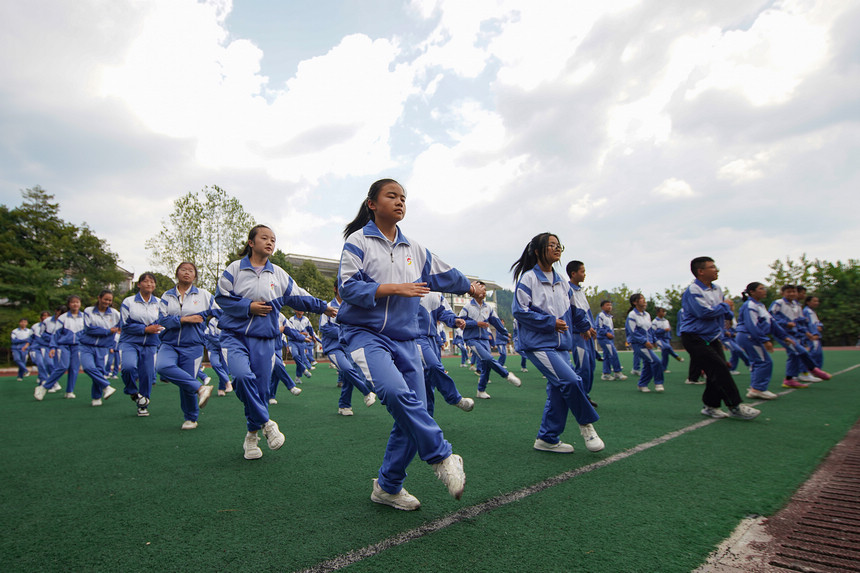 8月25日，學生在體育課上學跳“錦雞舞”。