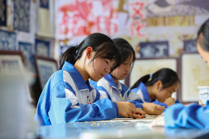 8月25日，學生在藝術課上體驗苗族蠟染繪畫。