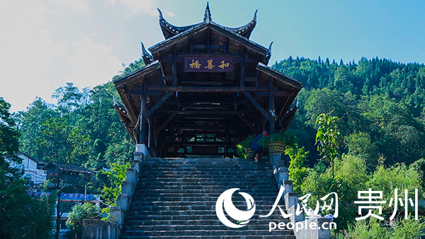 古樸的石拱橋已有上百年歷史。人民網 陽茜攝