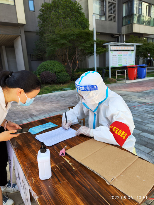 游東升在抗疫一線。