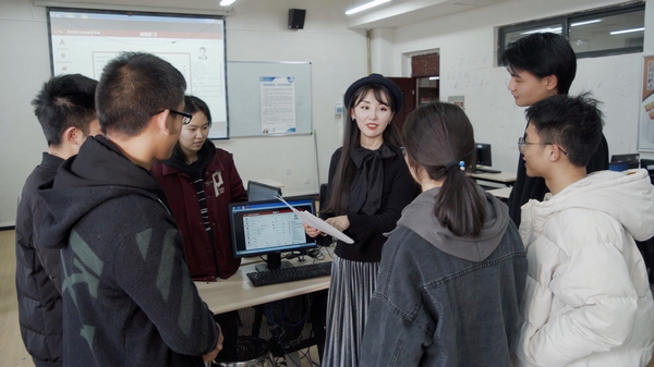 張克雯（中）與學生交流。受訪者供圖