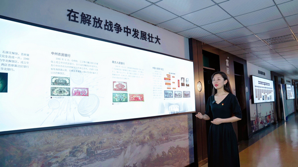 張克雯在“紅色金融長廊”講解授課。受訪者供圖