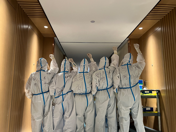 小組成員（從左往右）依次為黃源槐、吳婷穎、劉平、楊光、張遠其。受訪者供圖