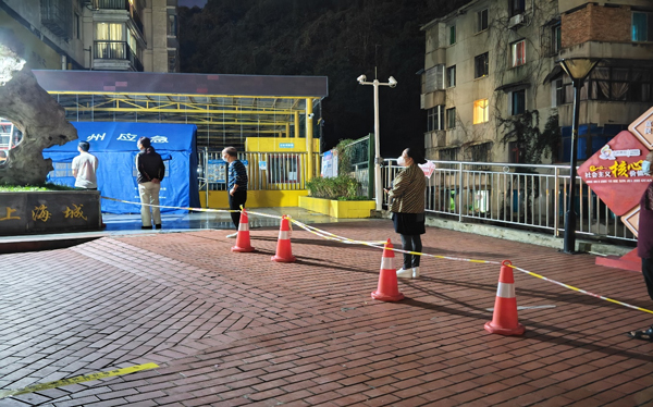 有序排隊領菜。