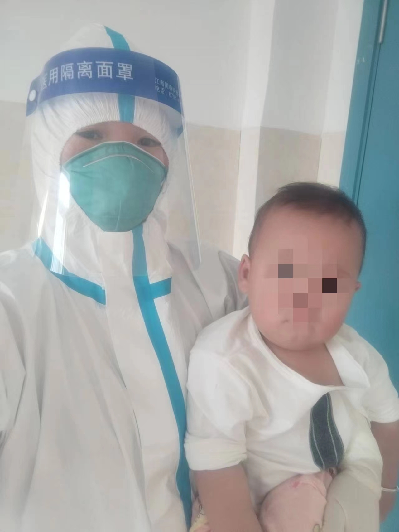 余丙翠在隔離房內陪伴小寶。受訪者供圖