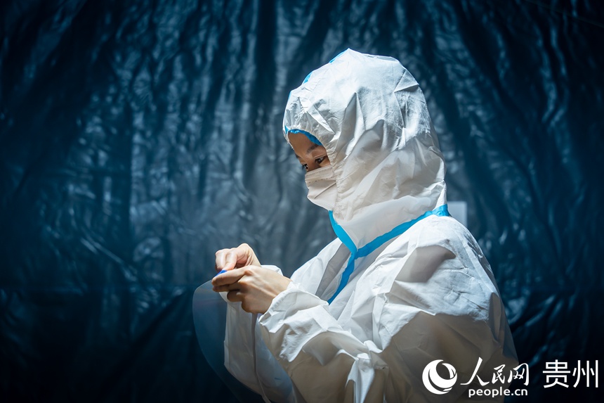 醫務人員在做進倉前的準備工作。人民網 涂敏攝