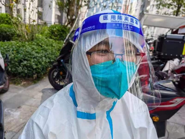 歐文武在工作之余，進行短暫的休息。受訪者供圖