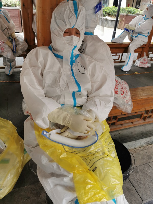 石玉萍采核酸累了打一個盹。