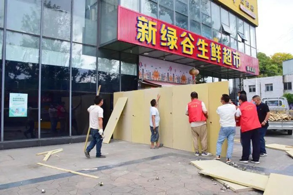 菊花洞社區正在設置硬隔離措施。