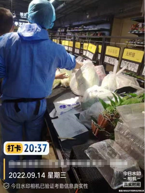 3.社區居委會工作人員和志愿者在超市采購居民的生活物資。