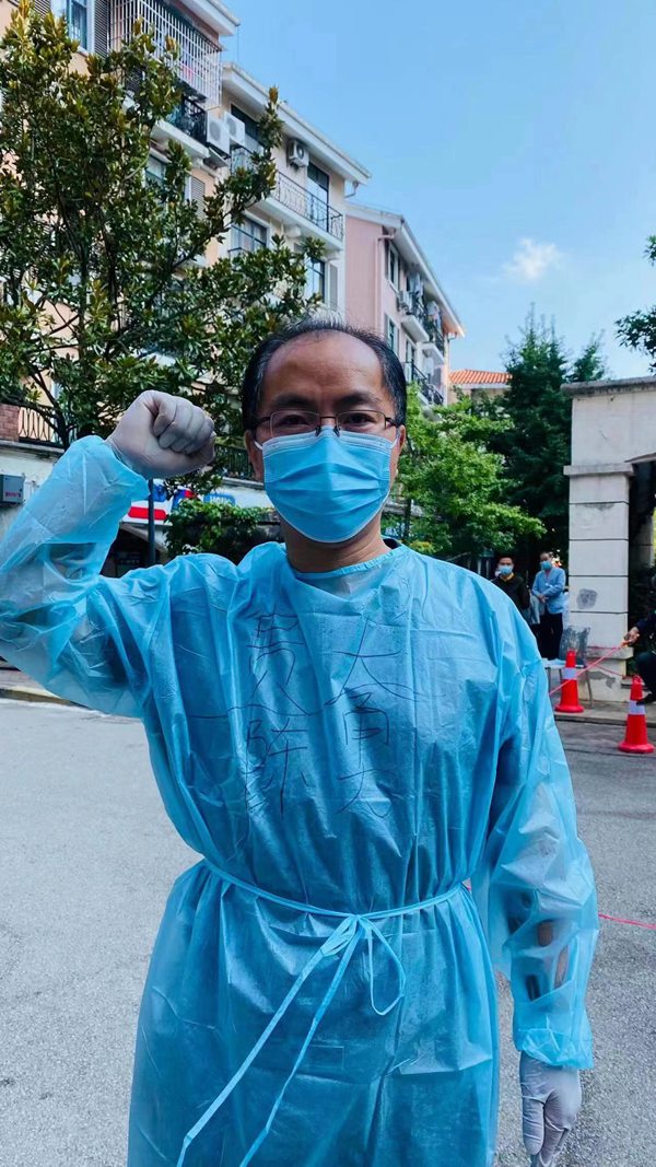 3.貴州大學大數據與信息工程學院黨委副書記陳勇參加社區抗疫志愿服務。