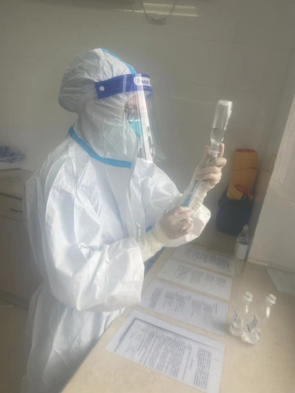 兒科醫生正在隔離病房查房并作做工作準備。