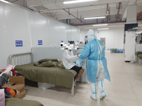 “暖心禮包”由醫護人員送至患者手上。圖片由貴陽市方艙醫院醫護人員提供