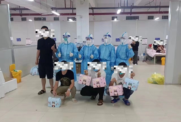 患者收到“暖心禮包”后紛紛點贊。圖片由貴陽市方艙醫院醫護人員提供