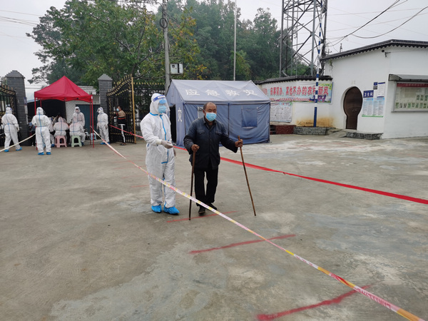 楊正文幫助群眾做核酸檢測。楊正文攝