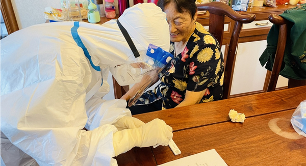 5 對于不會操作小程序及不會抗原自測的老年人，小區志愿者上門幫助他們完成檢測。