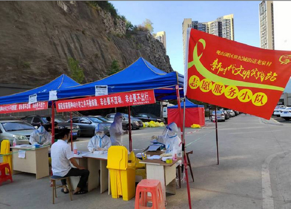 奮戰在抗疫一線的青年志愿者。