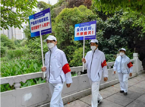 12 世紀城明珠助老社的夕陽紅志愿者宣傳相關防疫知識。