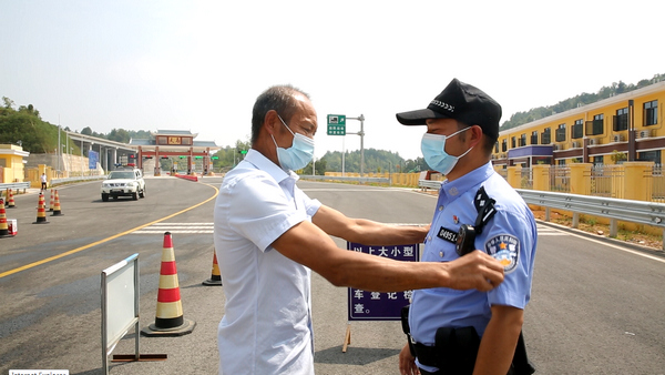 楊純術再三叮囑兒子楊品注意自身防護。許景珍攝