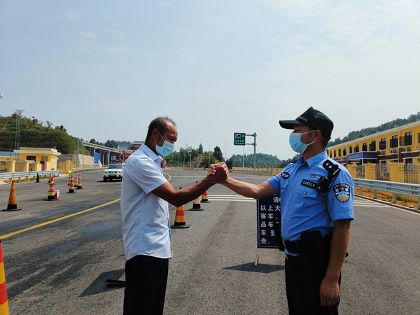 楊純術與兒子楊品互相加油鼓勁。許景珍攝