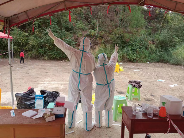 圓滿完成采樣任務的鮑海（左）與同事。受訪者供圖