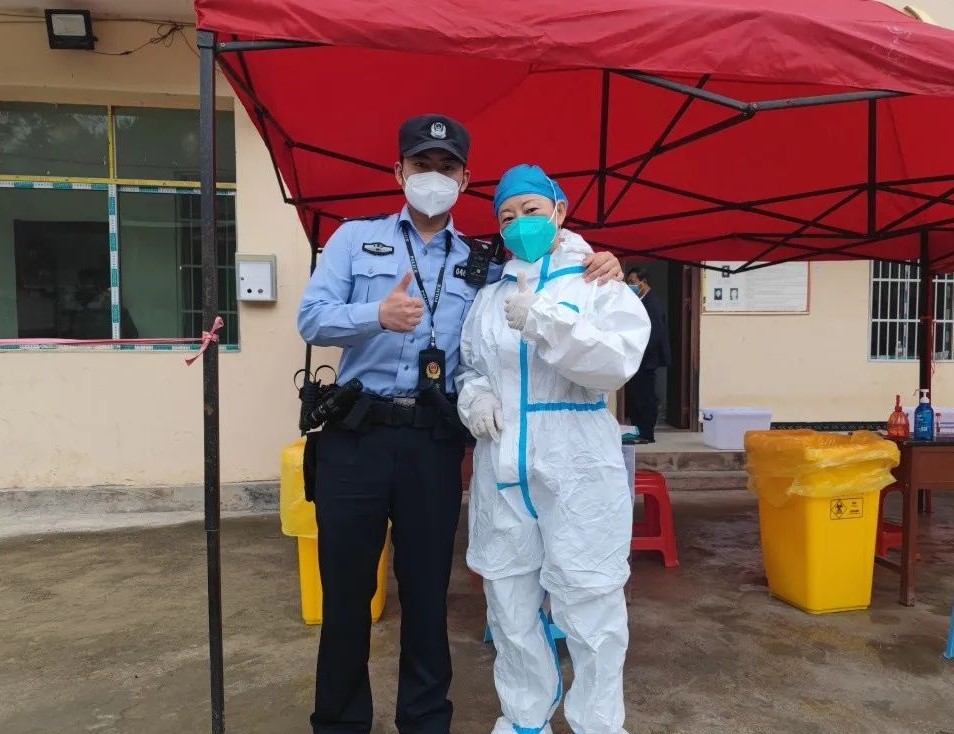 防疫“母子兵”合影。普定縣公安局供圖